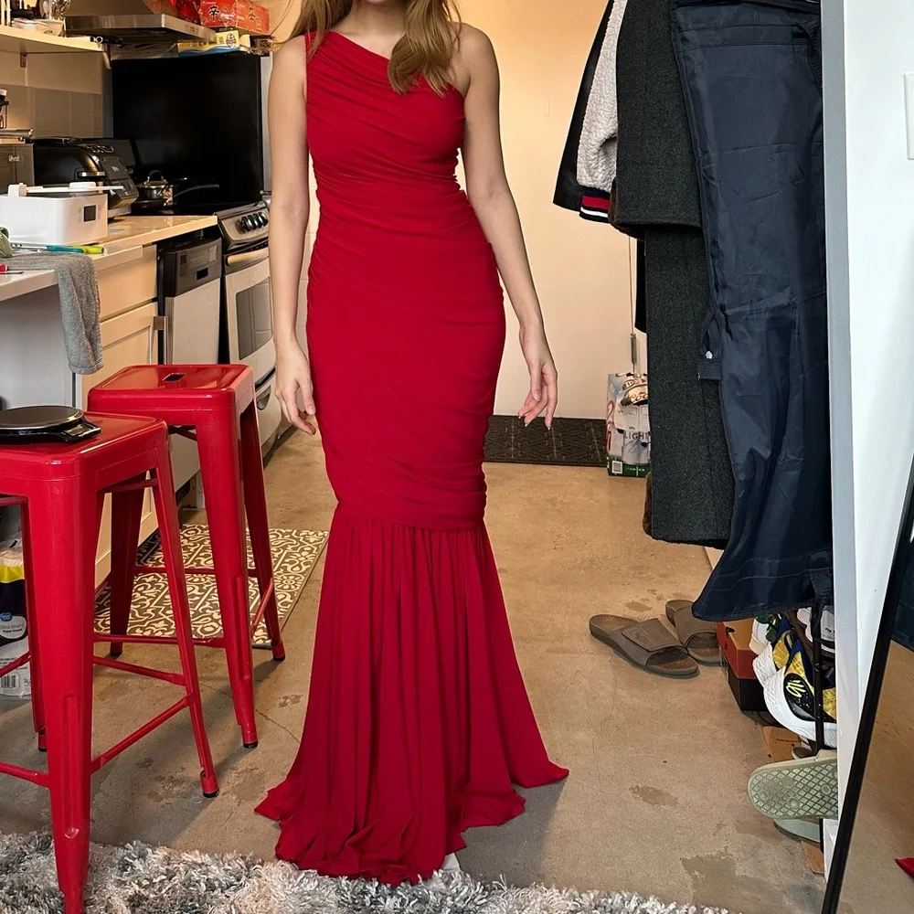 Red Norma Kamali Diana One Shoulder Ruched Fishtail Gown - Picture 3 of 4